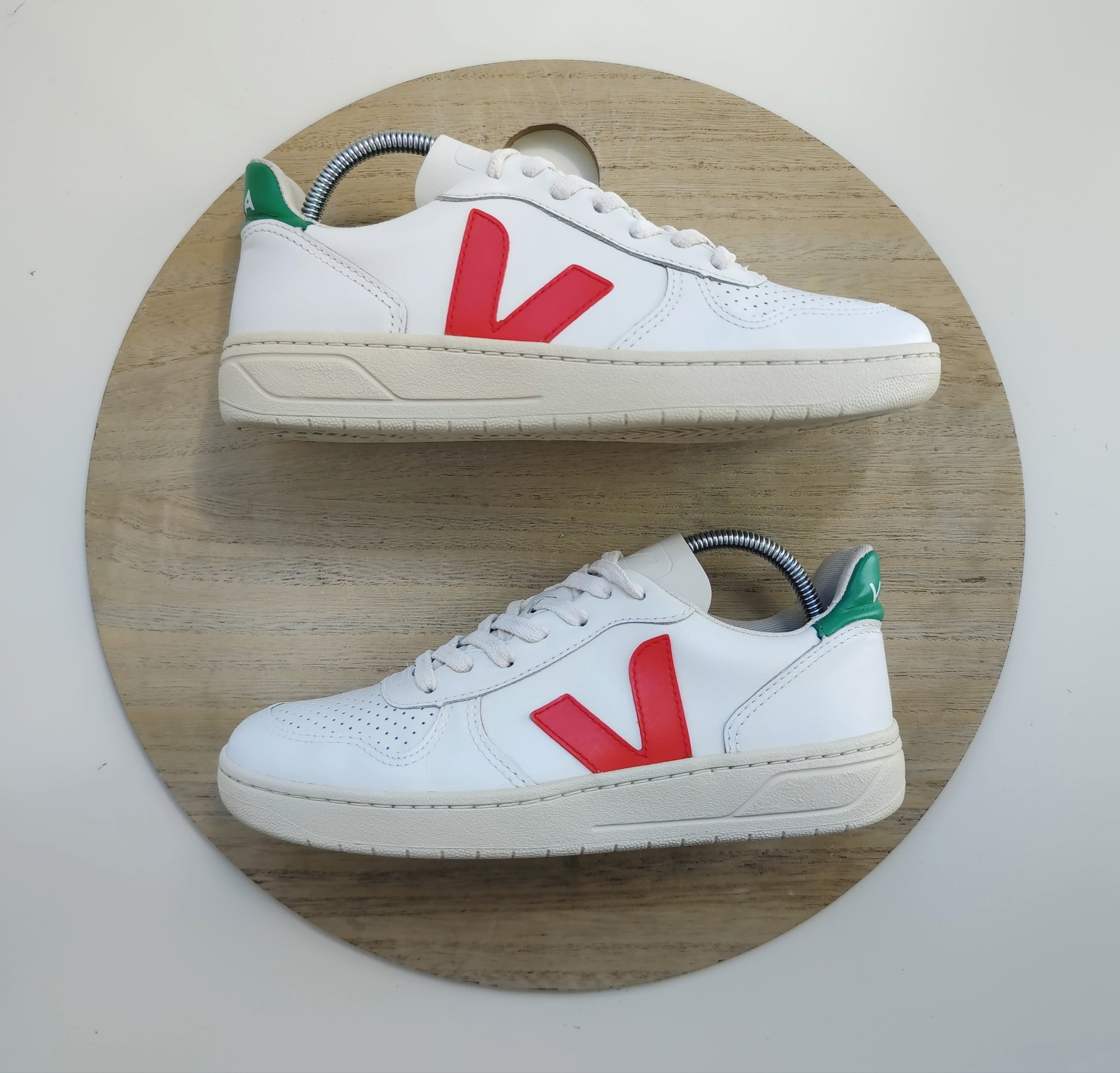 Veja V-10 White/Green/Red T.37